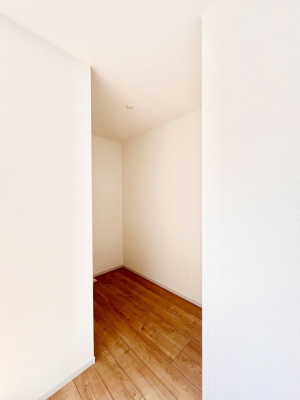 ���̑��@�����`Walk-in Closet�`�@�K�v�Ȃ��̂�R�[�f�B�l�[�g���ꗗ���Ċm�F�ł��A�g�x�x�⏀�����Z���ԂōςރE�H�[�N�C���N���[�[�b�g��ݒu���܂����B�Ƃ̒�����������Ƃ�����֗��Ȏ��[�X�y�[�X�ł��B�@