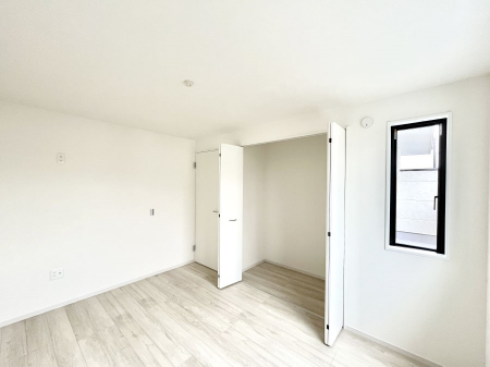 �Q���@�������Q�������`Bed Room�`  �S�����ɂ͎��[�N���[�[�b�g�������I���i�g���̂��m���⏬���͂������A�G�ߕ��̂��m���Ȃǂ���������Ɛ������ڂ����܂������܂��B  ������Ԃ��L���g�p�ł��܂��ˁB