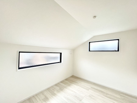 �q�������@�������Q�������`Bed Room�`�@�q�������͂��q�l�ɂƂ��đ�Ϗd�Ȗ���������܂��B�q����l�ŉ߂�����Ԃ�^���邱�ƂŁA�h���׋����Ԃ����R�Ƒ����܂����畔���̕Еt����|���Ȃǂ��������ƂɌq����܂��B
