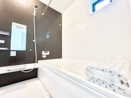 �����@�������P�������`Bath Room�`�@���t���̃o�X���[���́A�̌������薾�邭�C�����̗ǂ���Ԃł��B�������邱�ƂŁA���C�����ǍD�B������芰����o�X���[���ŁA�����̃o�X�^�C�����y���݂ɂȂ肻���ł��B