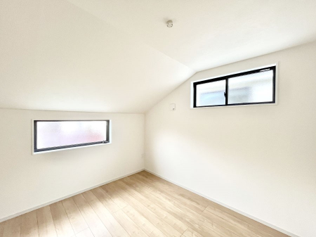�q�������@�������P�������`Bed Room�`�@�q�������͂��q�l�ɂƂ��đ�Ϗd�Ȗ���������܂��B�q����l�ŉ߂�����Ԃ�^���邱�ƂŁA�h���׋����Ԃ����R�Ƒ����܂����畔���̕Еt����|���Ȃǂ��������ƂɌq����܂��B