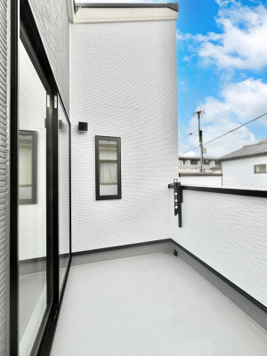 �o���R�j�[�@�����`Balcony�`  �o���R�j�[�͉������z���������݁A���z�c����󕨂��C�����悭�������Ƃ��ł��܂��B  �g���₷���J���I�ȃo���R�j�[�ł����z�����������Ղ�~�蒍���A�o���R�j�[�t���Z�܂��B  