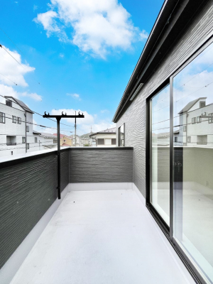 �o���R�j�[�@�����`Balcony�`�@������̃o���R�j�[�̑O�ɂ͉_�ȊO�ɑ��z���Ղ���̂�����܂���B�����󕨂������₷���A����薾�邭�C�����̂������������Ă��܂��B�g���₷���J���I�ȃo���R�j�[�ł���