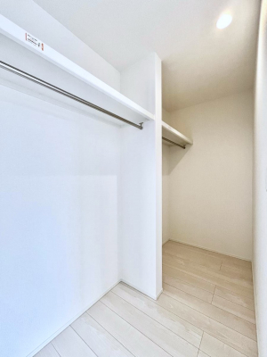 ���̑��@�����`Walk-in Closet�`�@�K�v�Ȃ��̂�R�[�f�B�l�[�g���ꗗ���Ċm�F�ł��A�g�x�x�⏀�����Z���ԂōςރE�H�[�N�C���N���[�[�b�g��ݒu���܂����B�Ƃ̒�����������Ƃ�����֗��Ȏ��[�X�y�[�X�ł��B