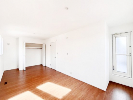 �q�������@������No.8���`Bed Room�`�@�q�������͂��q�l�ɂƂ��đ�Ϗd�Ȗ���������܂��B�q����l�ŉ߂�����Ԃ�^���邱�ƂŁA�h���׋����Ԃ����R�Ƒ����܂����畔���̕Еt����|���Ȃǂ��������ƂɌq����܂��B