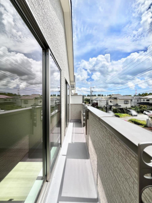 �o���R�j�[�@������A�������`Balcony�`�@�傫�ȋ�Ɉ͂܂ꂽ�C�����̂����ƁB�o���R�j�[��`�������ň��|�I�ȊJ�����ɕ�܂�܂��B�o���R�j�[�͗z���������݂��z�c����󕨂��C�����悭�������Ƃ��ł��܂��B