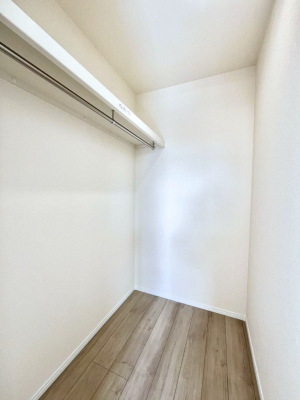 ���̑��@������A�������`Walk-in Closet�`�@��������̗m���������Ă��V���ɂȂ�ɂ����E�H�[�N�C���N���[�[�b�g�B�m���ȊO�ɂ��A���i�g��Ȃ��Ɠd��X�[�c�P�[�X�A�X�g�b�N�i�Ȃǉ��ł��Еt����������Ԃł��B