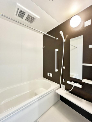 �����@������B�������`Bath Room�`�@����L�΂��ē������邱�Ƃ��\�I����̔�������M�d�ȃo�X�^�C���ł��B���q�l�Ƃ��ꏏ�ł��\���ȍL���Ȃ̂ŁA���r���O�Ƃ͈�����Ƒ��c�R�̂ЂƎ������y���݂��������܂��B