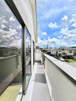 �o���R�j�[�@������B�������`Balcony�`�@�傫�ȋ�Ɉ͂܂ꂽ�C�����̂����ƁB�o���R�j�[��`�������ň��|�I�ȊJ�����ɕ�܂�܂��B�o���R�j�[�͗z���������݂��z�c����󕨂��C�����悭�������Ƃ��ł��܂��B