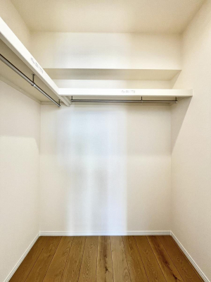 ���̑��@������B�������`Walk-in Closet�`�@��������̗m���������Ă��V���ɂȂ�ɂ����E�H�[�N�C���N���[�[�b�g�B�m���ȊO�ɂ��A���i�g��Ȃ��Ɠd��X�[�c�P�[�X�A�X�g�b�N�i�Ȃǉ��ł��Еt����������Ԃł��B