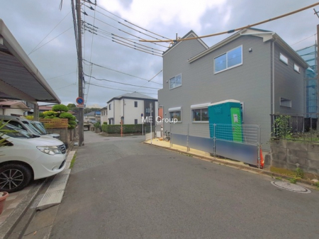 ���n�O�ώʐ^�@�`Exterior�`�@�O�ʓ��H�F�k�� 5.94m �����A�쓌 5.94m �����@��w�̈�ˌ��Ă𒆐S�Ƃ����X���݂����R�Ƒ����A���ӂ͍��������������Ă��Ȃ��̂ŁA�΂̑����ՐÂȎ����������ł��B