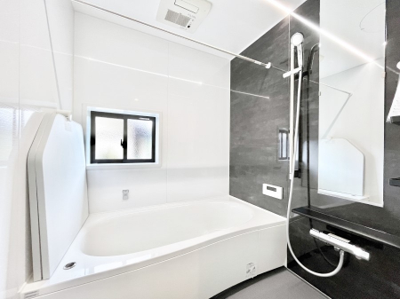 �����@�����`Bath Room�`�@�������������͋C�̗����Ŗ����Ɍ����ă��t���b�V���B���������@�\���t���Ă���̂ŗׂ̐���@�u����Ő􂢏オ�������󕨂��A�J�̓����V�C���C�ɂ������������邱�Ƃ��\�ł��B