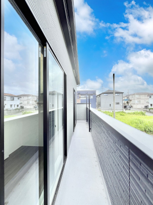 �o���R�j�[�@�����`Balcony�`�@������̃o���R�j�[�̑O�ɂ͉_�ȊO�ɑ��z���Ղ���̂�����܂���B�����󕨂������₷���A����薾�邭�C�����̂������������Ă��܂��B�g���₷���J���I�ȃo���R�j�[�ł���