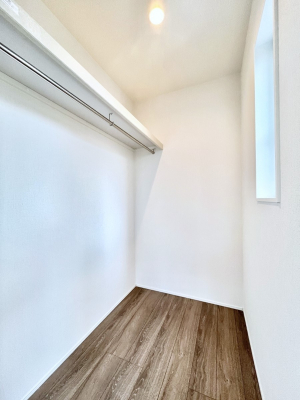 ���̑��@�����`Walk-in Closet�`�@�K�v�Ȃ��̂�R�[�f�B�l�[�g���ꗗ���Ċm�F�ł��A�g�x�x�⏀�����Z���ԂōςރE�H�[�N�C���N���[�[�b�g��ݒu���܂����B�Ƃ̒�����������Ƃ�����֗��Ȏ��[�X�y�[�X�ł��B
