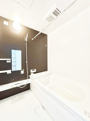 �����@������2�������`Bath Room�`�@����L�΂��ē������邱�Ƃ��\�I����̔�������M�d�ȃo�X�^�C���ł��B���q�l�Ƃ��ꏏ�ł��\���ȍL���Ȃ̂ŁA���r���O�Ƃ͈�����Ƒ��c�R�̂ЂƎ������y���݂��������܂��B