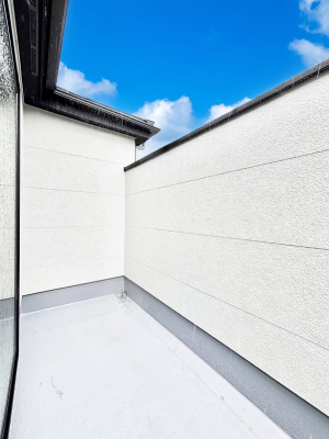�o���R�j�[�@������2�������`Balcony�`�@�傫�ȋ�Ɉ͂܂ꂽ�C�����̂����ƁB�o���R�j�[��`�������ň��|�I�ȊJ�����ɕ�܂�܂��B�o���R�j�[�͗z���������݂��z�c����󕨂��C�����悭�������Ƃ��ł��܂��B