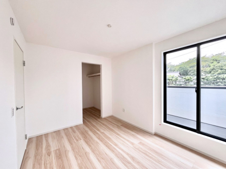 �Q���@�����`Bed Room�`  �S�����ɂ͎��[�N���[�[�b�g�������I���i�g���̂��m���⏬���͂������A�G�ߕ��̂��m���Ȃǂ���������Ɛ������ڂ����܂������܂��B  ������Ԃ��L���g�p�ł��܂��ˁB
