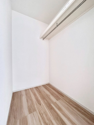 ���̑��@�����`Walk-in Closet�`�@�K�v�Ȃ��̂�R�[�f�B�l�[�g���ꗗ���Ċm�F�ł��A�g�x�x�⏀�����Z���ԂōςރE�H�[�N�C���N���[�[�b�g��ݒu���܂����B�Ƃ̒�����������Ƃ�����֗��Ȏ��[�X�y�[�X�ł��B