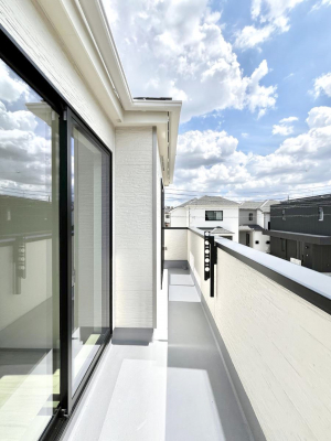 �o���R�j�[�@�����`Balcony�`�@������̃o���R�j�[�̑O�ɂ͉_�ȊO�ɑ��z���Ղ���̂�����܂���B�����󕨂������₷���A����薾�邭�C�����̂������������Ă��܂��B�g���₷���J���I�ȃo���R�j�[�ł���