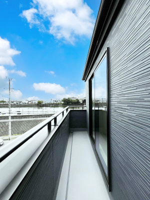 �o���R�j�[�@�������P�������`Balcony�`  �傫�ȋ�Ɉ͂܂ꂽ�C�����̂����ƁB  �o���R�j�[��`�������ň��|�I�ȊJ�����ɕ�܂�܂��B  �o���R�j�[�͗z���������݂��z�c����󕨂��C�����悭�������Ƃ��ł��܂��B