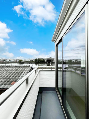 �o���R�j�[�@�������Q�������`Balcony�`  �傫�ȋ�Ɉ͂܂ꂽ�C�����̂����ƁB  �o���R�j�[��`�������ň��|�I�ȊJ�����ɕ�܂�܂��B  �o���R�j�[�͗z���������݂��z�c����󕨂��C�����悭�������Ƃ��ł��܂��B