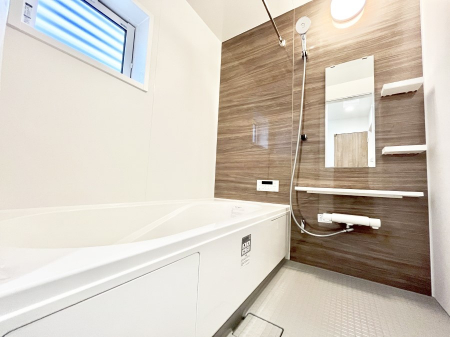 �����@�������P�������`Bath Room�`�@����L�΂��ē������邱�Ƃ��\�I����̔�������M�d�ȃo�X�^�C���ł��B���q�l�Ƃ��ꏏ�ł��\���ȍL���Ȃ̂ŁA���r���O�Ƃ͈�����Ƒ��c�R�̂ЂƎ������y���݂��������܂��B