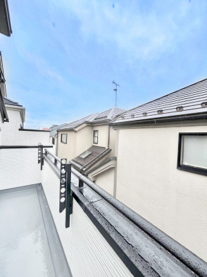 �o���R�j�[�@�������P�������`Balcony�`�@�傫�ȋ�Ɉ͂܂ꂽ�C�����̂����ƁB�o���R�j�[��`�������ň��|�I�ȊJ�����ɕ�܂�܂��B�o���R�j�[�͗z���������݂��z�c����󕨂��C�����悭�������Ƃ��ł��܂��B