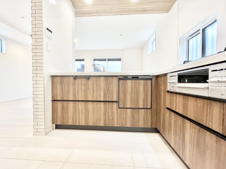 �L�b�`���@�������P�������`Kitchen�`�@��b���e�ރ��r���O�A�������������Ȃ�L�b�`���B�Ƃ́A�������������ł͂Ȃ��A��炵��������A���K�ɂ���ꏊ�B�Ί�̖����A���炬�̓��X�̂��߂ɁA�ŐV�̐ݔ��E�d�l���̗p�B