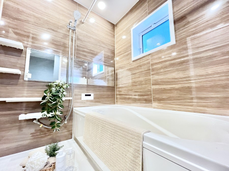 �����@������1�������`Bath Room�`�@���t���̃o�X���[���́A�̌������薾�邭�C�����̗ǂ���Ԃł��B�������邱�ƂŁA���C�����ǍD�B������芰����o�X���[���ŁA�����̃o�X�^�C�����y���݂ɂȂ肻���ł��B