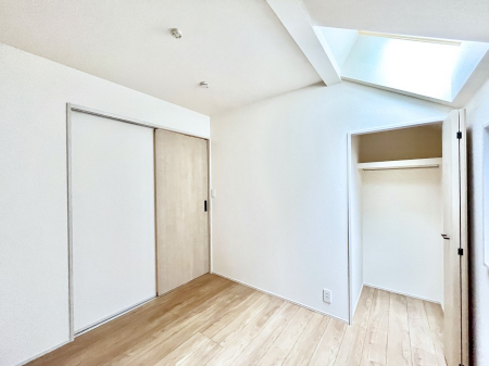 �q�������@������1�������`Bed Room�`�@�q�������͂��q�l�ɂƂ��đ�Ϗd�Ȗ���������܂��B�q����l�ŉ߂�����Ԃ�^���邱�ƂŁA�h���׋����Ԃ����R�Ƒ����܂����畔���̕Еt����|���Ȃǂ��������ƂɌq����܂��B