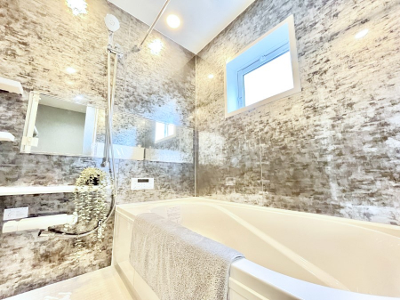 �����@������2�������`Bath Room�`�@���t���̃o�X���[���́A�̌������薾�邭�C�����̗ǂ���Ԃł��B�������邱�ƂŁA���C�����ǍD�B������芰����o�X���[���ŁA�����̃o�X�^�C�����y���݂ɂȂ肻���ł��B