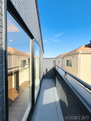 �o���R�j�[�@������2�������`Balcony�`�@�傫�ȋ�Ɉ͂܂ꂽ�C�����̂����ƁB�o���R�j�[��`�������ň��|�I�ȊJ�����ɕ�܂�܂��B�o���R�j�[�͗z���������݂��z�c����󕨂��C�����悭�������Ƃ��ł��܂��B