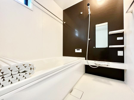 �����@�������P�������`Bath Room�`�@����L�΂��ē������邱�Ƃ��\�I����̔�������M�d�ȃo�X�^�C���ł��B���q�l�Ƃ��ꏏ�ł��\���ȍL���Ȃ̂ŁA���r���O�Ƃ͈�����Ƒ��c�R�̂ЂƎ������y���݂��������܂��B