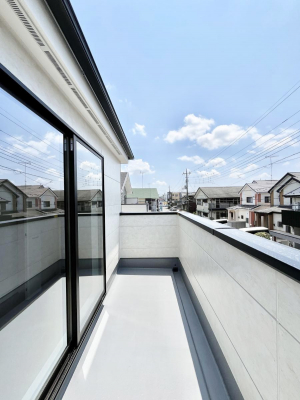 �o���R�j�[�@�������P�������`Balcony�`�@�傫�ȋ�Ɉ͂܂ꂽ�C�����̂����ƁB�o���R�j�[��`�������ň��|�I�ȊJ�����ɕ�܂�܂��B�o���R�j�[�͗z���������݂��z�c����󕨂��C�����悭�������Ƃ��ł��܂��B