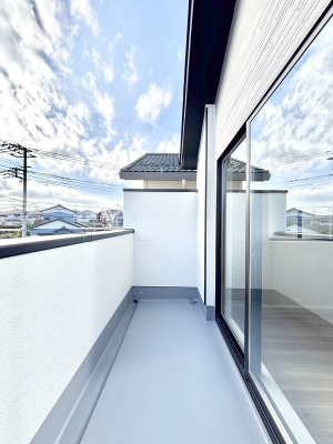 �o���R�j�[�@�����`Balcony�`�@�傫�ȋ�Ɉ͂܂ꂽ�C�����̂����ƁB�o���R�j�[��`�������ň��|�I�ȊJ�����ɕ�܂�܂��B�o���R�j�[�͗z���������݂��z�c����󕨂��C�����悭�������Ƃ��ł��܂��B