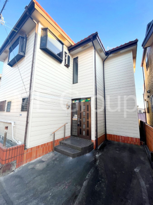 ���n�y�n�ʐ^�@�O�ρ`Exterior�`  �ՐÂȏZ��n�Ŏq��ĉƑ��Ƀs�b�^���B  �����̂��U�������K�ȗ΂Ɍb�܂ꂽ�G���A�ŁA���R�ɕ�܂ꂽ���₩�ȕ�炵���������邽�߂́A��Ƃ肠��Z���������Ă��܂��B