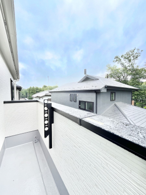 �o���R�j�[�@�����`Balcony�`�@������̃o���R�j�[�̑O�ɂ͉_�ȊO�ɑ��z���Ղ���̂�����܂���B�����󕨂������₷���A����薾�邭�C�����̂������������Ă��܂��B�g���₷���J���I�ȃo���R�j�[�ł���