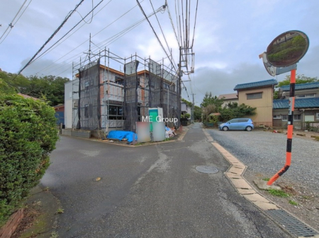 ���n�O�ώʐ^�@�`Exterior�`�@�O�ʓ��H�F�k�� 5.5m �����A�� 3.3m �����@��w�̈�ˌ��Ă𒆐S�Ƃ����X���݂����R�Ƒ����A���ӂ͍��������������Ă��Ȃ��̂ŁA�΂̑����ՐÂȎ����������ł��B