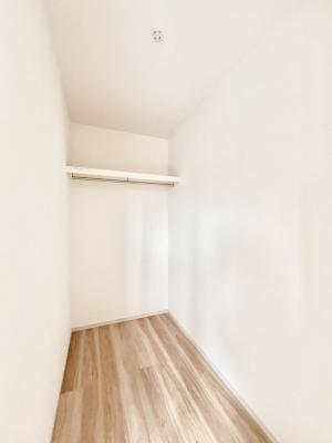 ���̑��@�����`Walk-in Closet�`�@�K�v�Ȃ��̂�R�[�f�B�l�[�g���ꗗ���Ċm�F�ł��A�g�x�x�⏀�����Z���ԂōςރE�H�[�N�C���N���[�[�b�g��ݒu���܂����B�Ƃ̒�����������Ƃ�����֗��Ȏ��[�X�y�[�X�ł��B