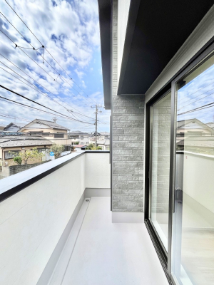 �o���R�j�[�@�����`Balcony�`�@������̃o���R�j�[�̑O�ɂ͉_�ȊO�ɑ��z���Ղ���̂�����܂���B�����󕨂������₷���A����薾�邭�C�����̂������������Ă��܂��B�g���₷���J���I�ȃo���R�j�[�ł���
