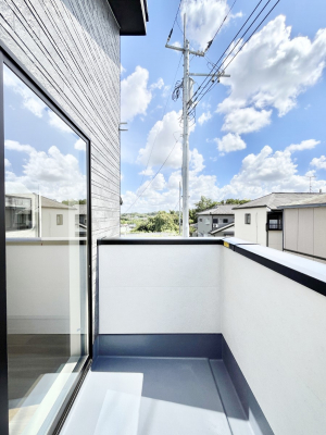 �o���R�j�[�@�������P�������`Balcony�`�@�傫�ȋ�Ɉ͂܂ꂽ�C�����̂����ƁB�o���R�j�[��`�������ň��|�I�ȊJ�����ɕ�܂�܂��B�o���R�j�[�͗z���������݂��z�c����󕨂��C�����悭�������Ƃ��ł��܂��B