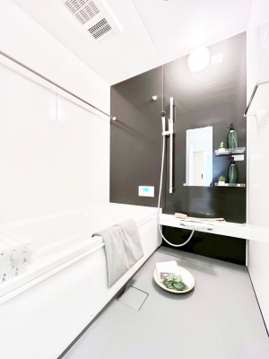�����@�����`Bath Room�`�@�������Ƒ���L�΂��ē������邱�Ƃ��\�I����̔�������M�d�ȃo�X�^�C���ł��B���q�l�Ƃ��ꏏ�ł��\���ȍL���Ȃ̂ŁA���r���O�Ƃ͈�����Ƒ��c�R�̂ЂƎ������y���݂��������܂��B