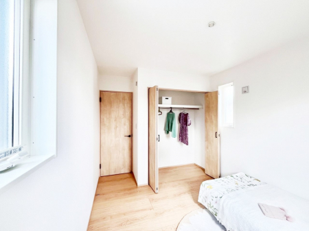 �Q���@�����`Bed Room�`  �S�����ɂ͎��[�N���[�[�b�g�������I���i�g���̂��m���⏬���͂������A�G�ߕ��̂��m���Ȃǂ���������Ɛ������ڂ����܂������܂��B  ������Ԃ��L���g�p�ł��܂��ˁB