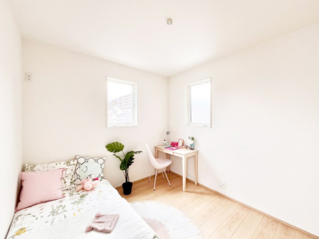 �q�������@�����`Bed Room�`�@�q�������͂��q�l�ɂƂ��đ�Ϗd�Ȗ���������܂��B�q����l�ŉ߂�����Ԃ�^���邱�ƂŁA�h���׋����Ԃ����R�Ƒ����܂����畔���̕Еt����|���Ȃǂ��������ƂɌq����܂��B