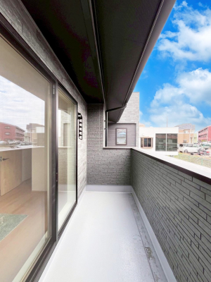 �o���R�j�[�@�����`Balcony�`�@������̃o���R�j�[�̑O�ɂ͉_�ȊO�ɑ��z���Ղ���̂�����܂���B�����󕨂������₷���A����薾�邭�C�����̂������������Ă��܂��B�g���₷���J���I�ȃo���R�j�[�ł���