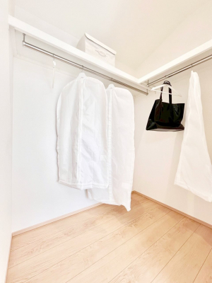 ���̑��@�����`Walk-in Closet�`�@�K�v�Ȃ��̂�R�[�f�B�l�[�g���ꗗ���Ċm�F�ł��A�g�x�x�⏀�����Z���ԂōςރE�H�[�N�C���N���[�[�b�g��ݒu���܂����B�Ƃ̒�����������Ƃ�����֗��Ȏ��[�X�y�[�X�ł��B