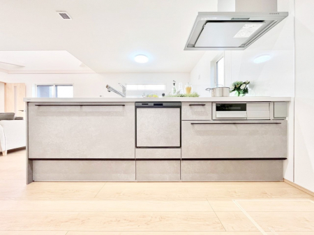 �L�b�`���@�����`Kitchen�`�@��b���e�ރ��r���O�A�������������Ȃ�L�b�`���B�Ƃ́A�������������ł͂Ȃ��A��炵��������A���K�ɂ���ꏊ�B�Ί�̖����A���炬�̓��X�̂��߂ɁA�ŐV�̐ݔ��E�d�l���̗p�B