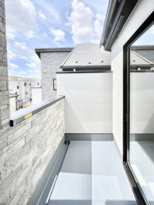 �o���R�j�[�@�������Q�������`Balcony�`�@�傫�ȋ�Ɉ͂܂ꂽ�C�����̂����ƁB�o���R�j�[��`�������ň��|�I�ȊJ�����ɕ�܂�܂��B�o���R�j�[�͗z���������݂��z�c����󕨂��C�����悭�������Ƃ��ł��܂��B
