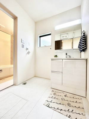 ���ʑ�E���ʏ��@������5�������`Dressing Room�`  ����������F�����œ��ꂳ��Ă���ƁA�X�b�L����������ۂ������܂��B  ���̗��ɂ͂����Ղ�Ǝ��[�X�y�[�X��W�������I�����̓V���v�����@�\�����d�����āB