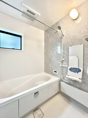 �����@������5�������`Bath Room�`�@�������������͋C�̗����Ŗ����Ɍ����ă��t���b�V���B���������@�\���t���Ă���̂ŗׂ̐���@�u����Ő�������󕨂��A�J�̓����V�C���C�ɂ������������邱�Ƃ��\�ł��B